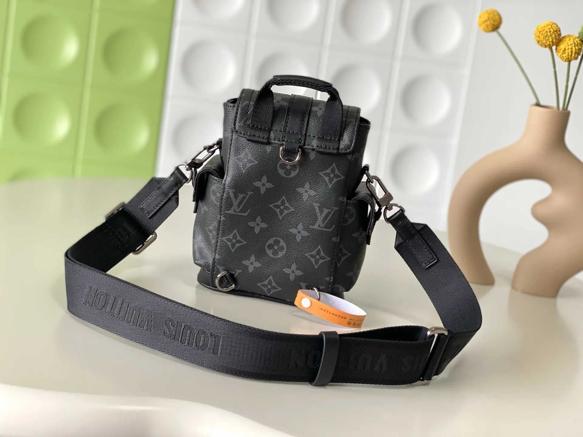 LV 可拆卸肩带与 形环增添斜挎选择 亦可作單肩包 雙肩包 实用雙肩款