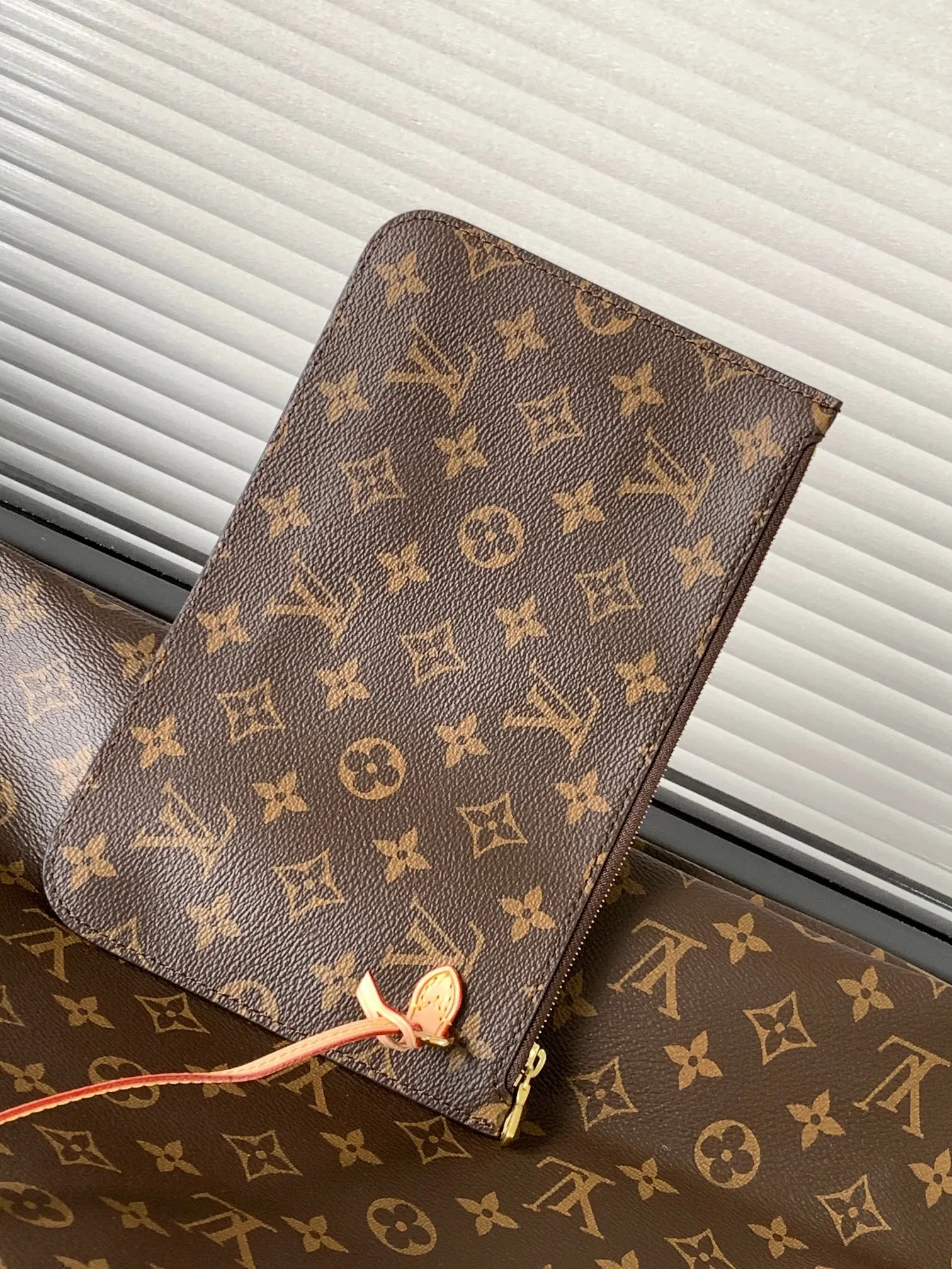 LV Neverfull 帆布 手拿包 精致手拿款