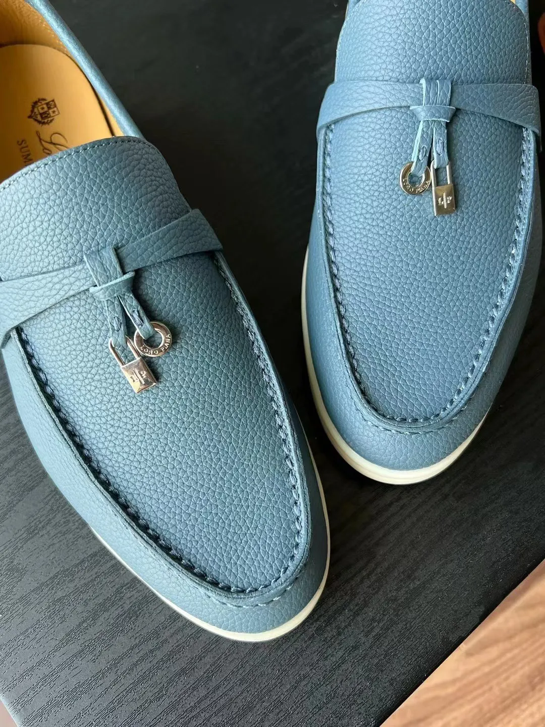 Loro Piana 拖鞋 轻便舒適款(數字4) Loro Piana 拖鞋 轻便舒適款(數字4)