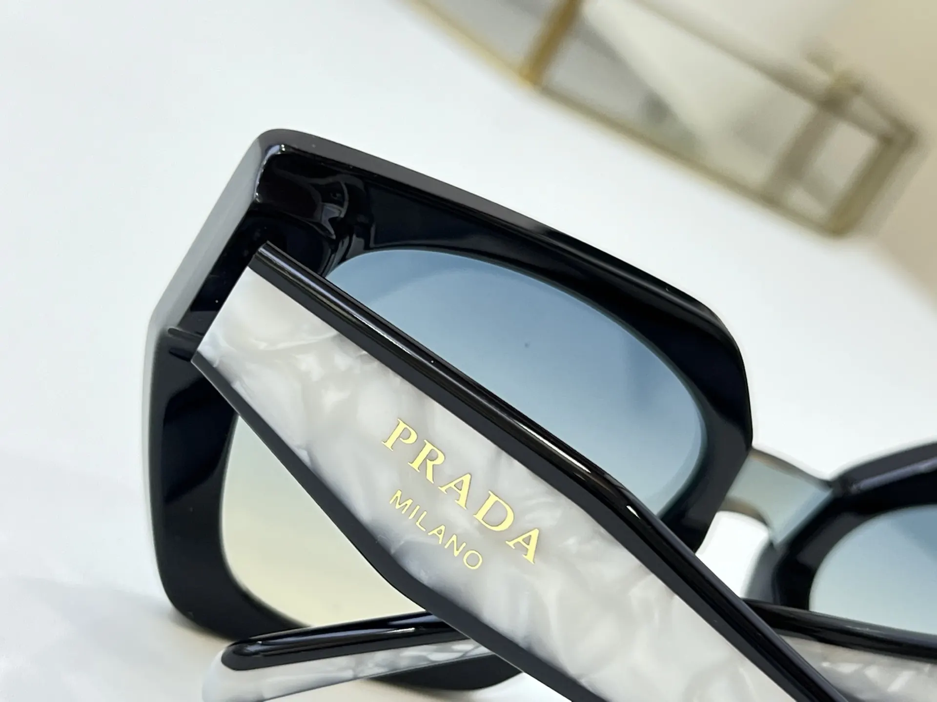 Prada PR205VS 太陽鏡