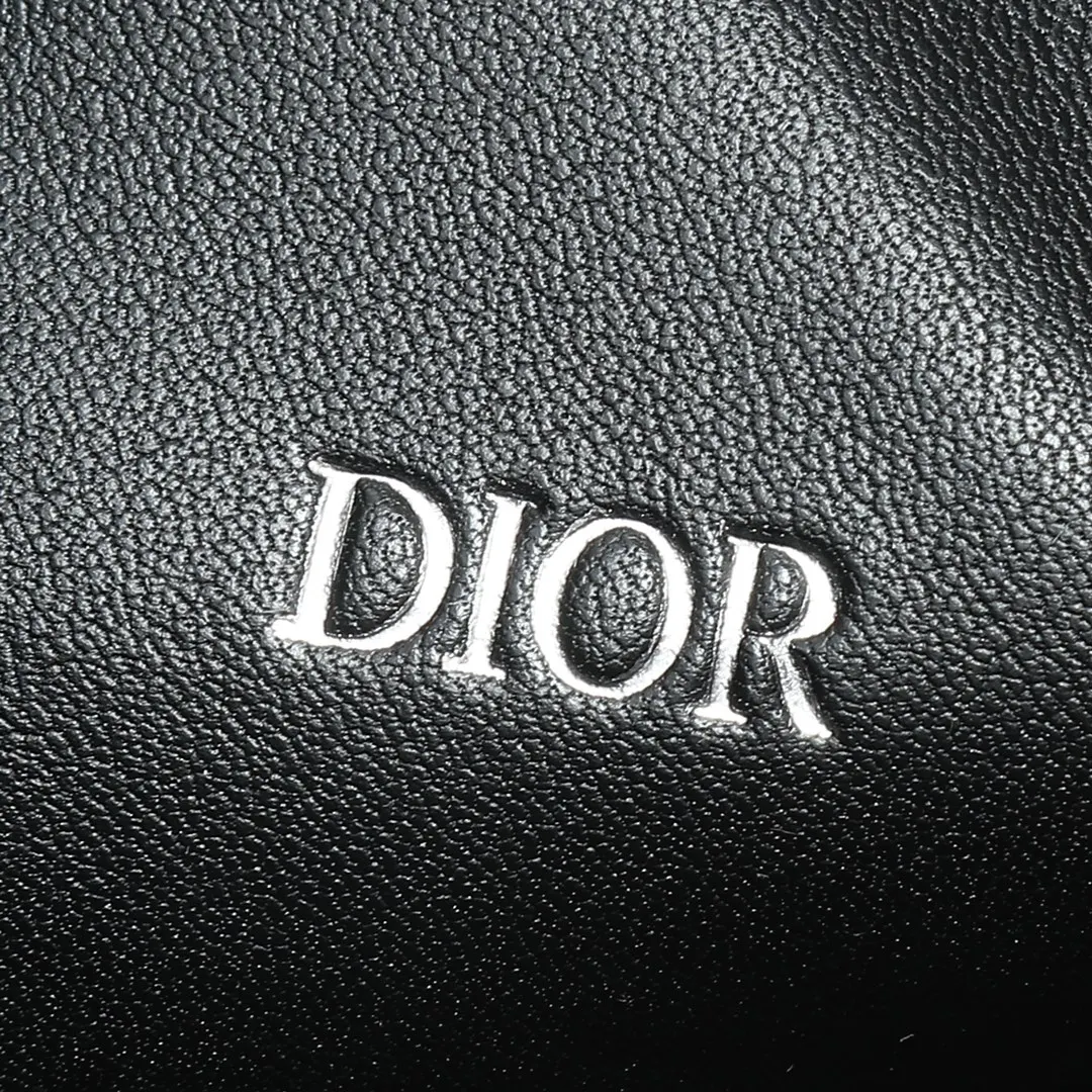 Dior 黑色 牛皮 宽敞的拉链隔层適合收納手机 还设有六个卡槽 手拿包 精致手拿款(數字9) Dior 黑色 牛皮 宽敞的拉链隔层適合收納手机 还设有六个卡槽 手拿包 精致手拿款(數字9)