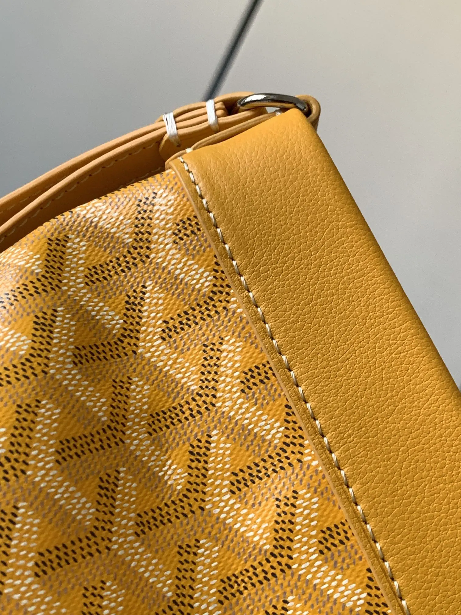 Goyard 黄色 CONTI手拿包是存放日常个人物品的理想伴侣 精致手拿款