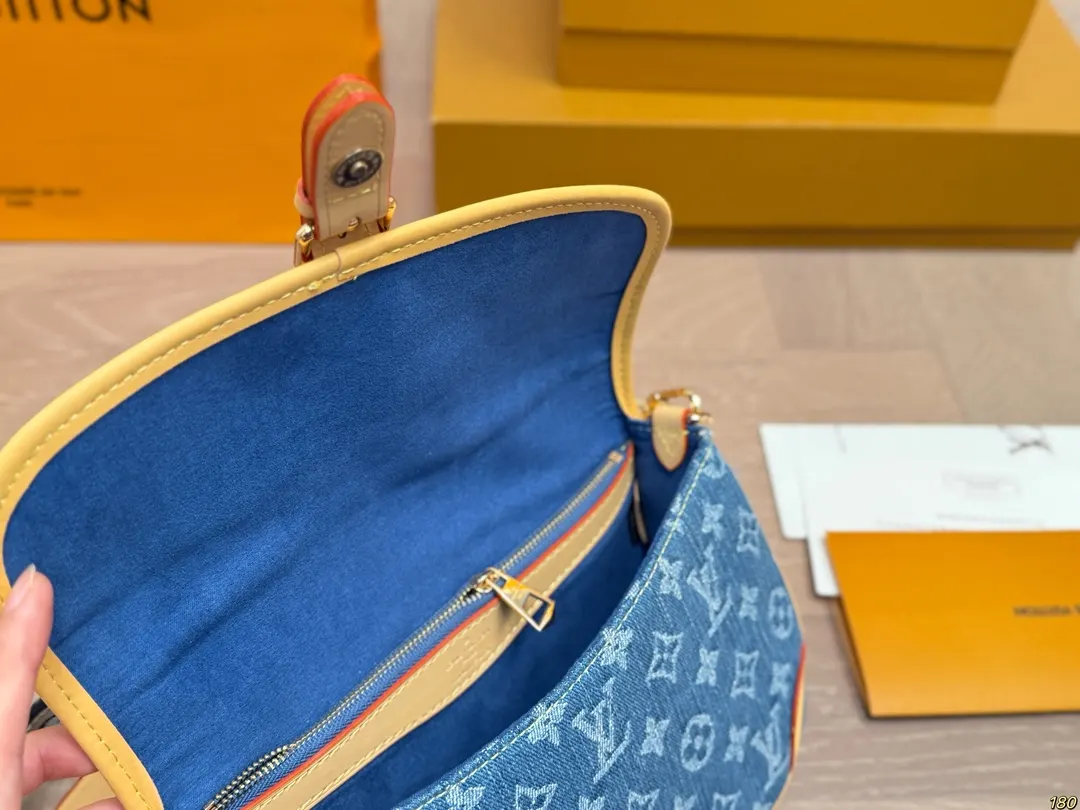 LV Diane 牛仔 牛仔系列 早春L家 腋下包 復古腋下背款