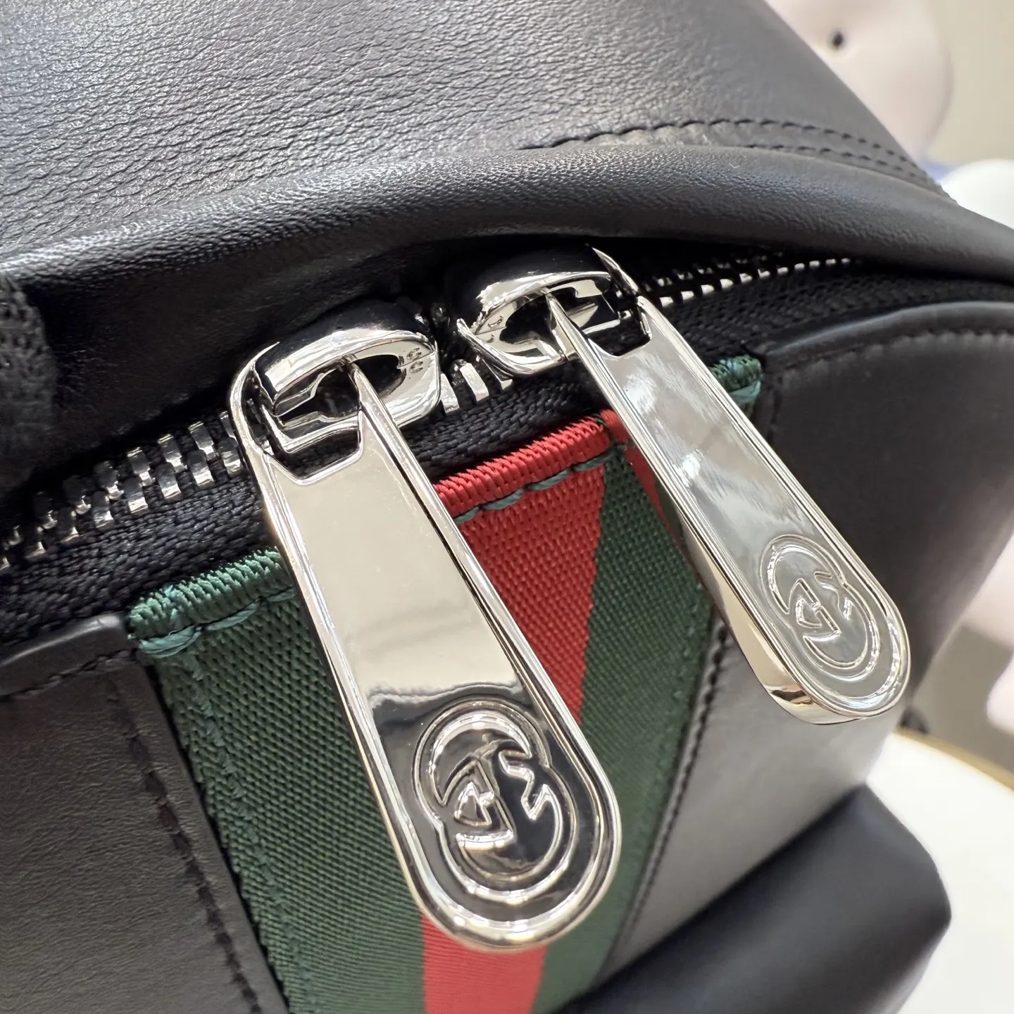 Gucci 黑色 銀色 牛皮 雙肩包 实用雙肩款