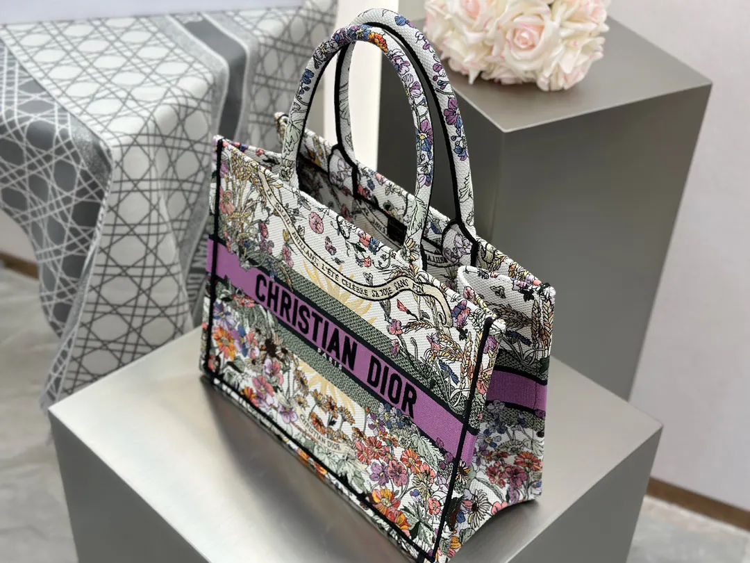 使用大量不同颜色的花朵 打造出诗意的图案 每个角 托特包 大容量托特款