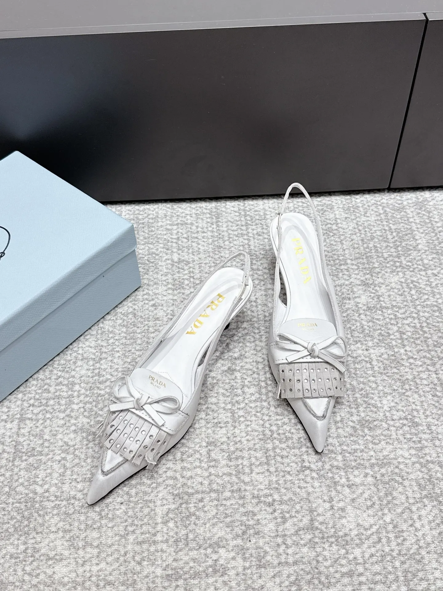 PRADA 牛皮 羊皮 休闲鞋 舒适百搭款