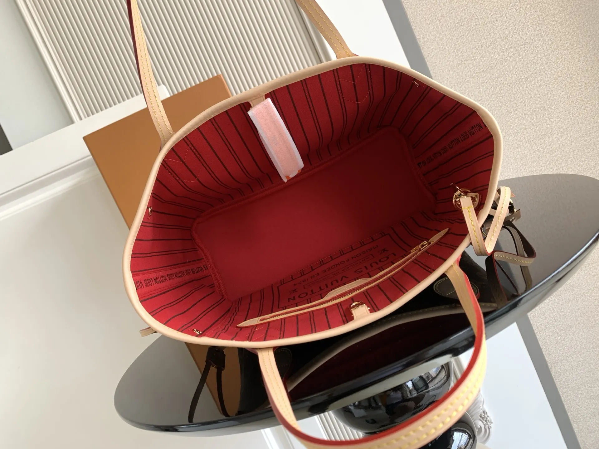牛皮 两侧饰带无论束紧或舒展 均可展现别样风采 托特包 大容量托特款