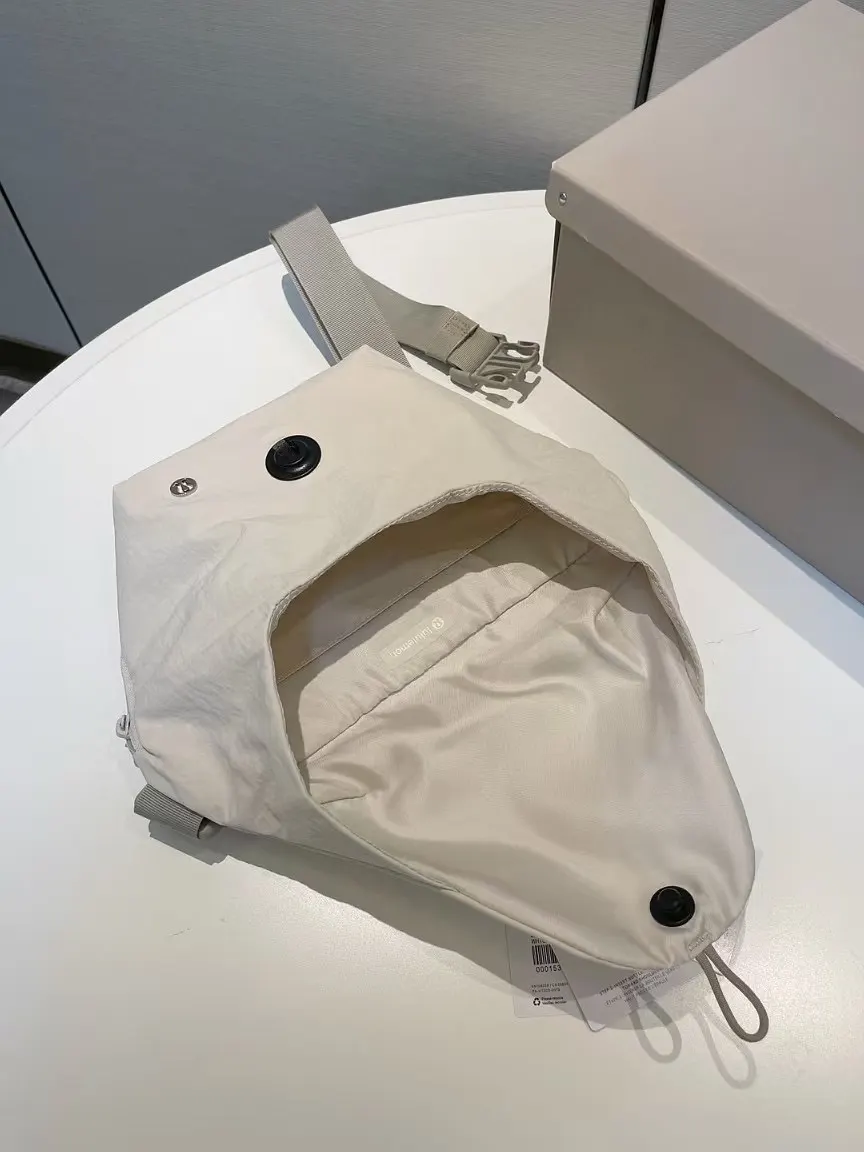 黑色 Lululemon Curved Cross 腰包 休閒腰包款