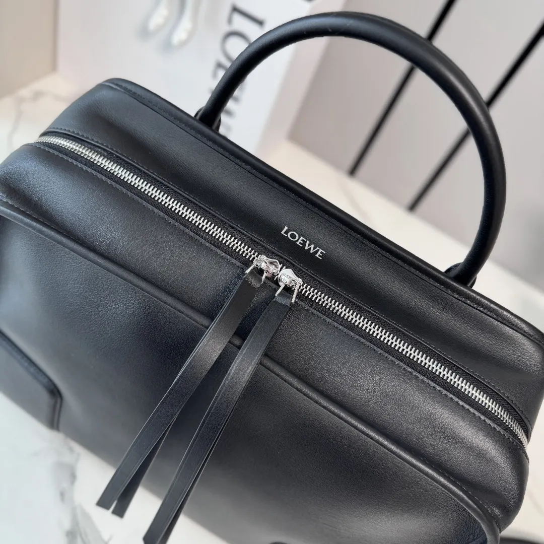 Loewe 牛皮 斜挎包 轻便斜挎款