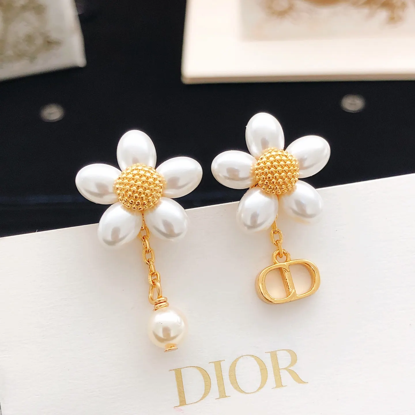 Dior 白色花朵珍珠耳环 金色小巧