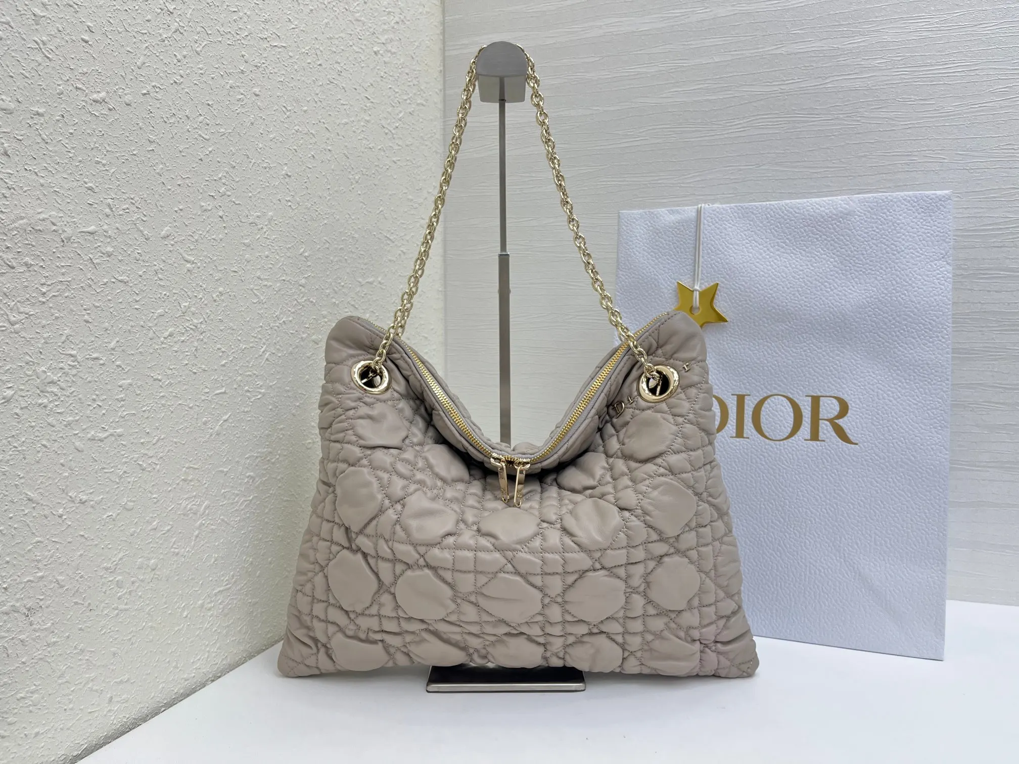 Dior Cannage Quilted Tote 藤格绗缝手 托特包 大容量托特款(數字9) Dior Cannage Quilted Tote 藤格绗缝手 托特包 大容量托特款(數字9)
