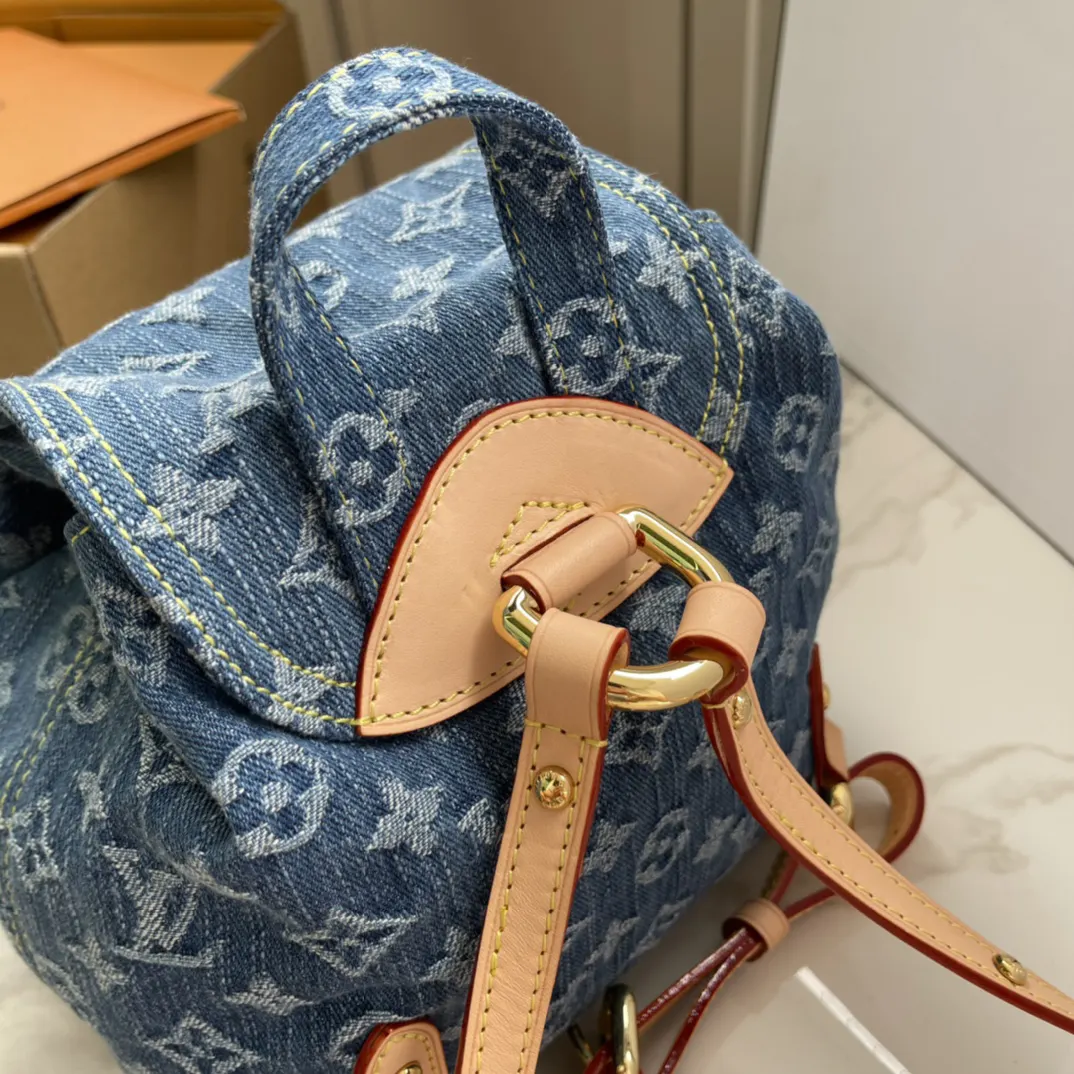 牛皮 小巧构型内含充裕空间 可轻松容纳 Pro Ma 双肩包 实用双肩款