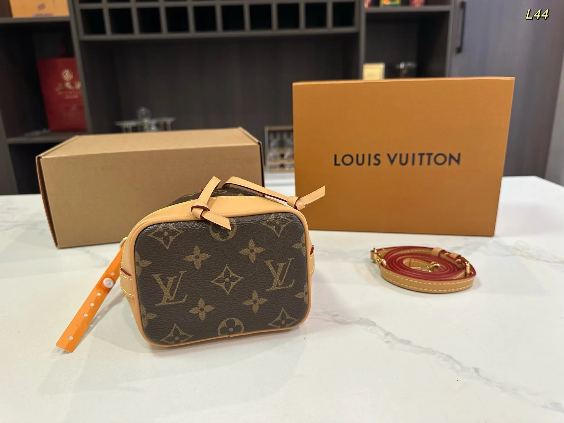 LV 钢五金 水桶包 休闲水桶款