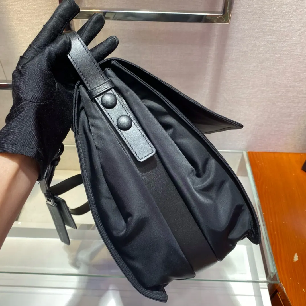 PRADA Re-Nylon尼龙 皮革 邮差包 通勤百搭款