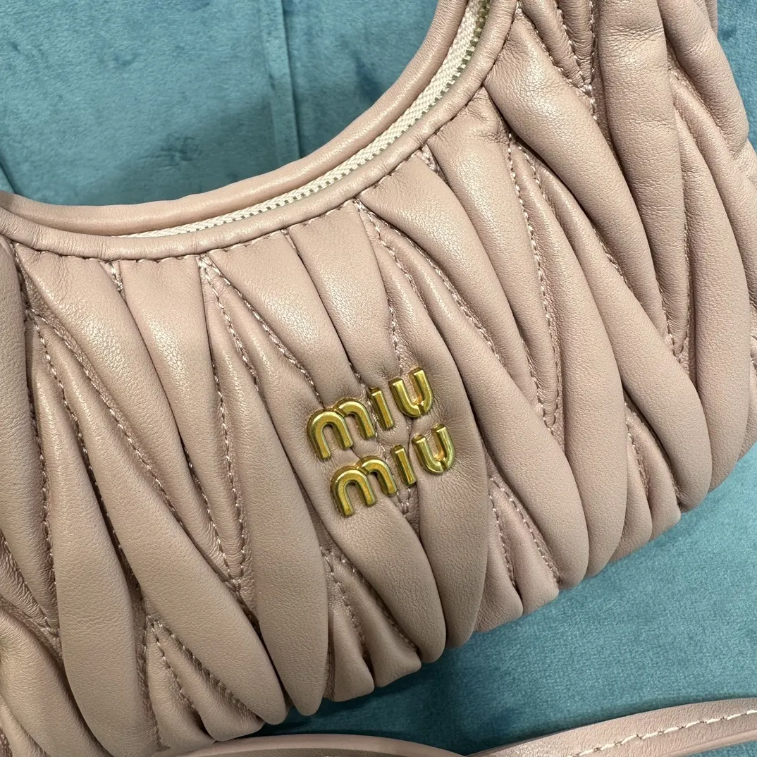 Miu 羊皮 斜挎包 轻便斜挎款