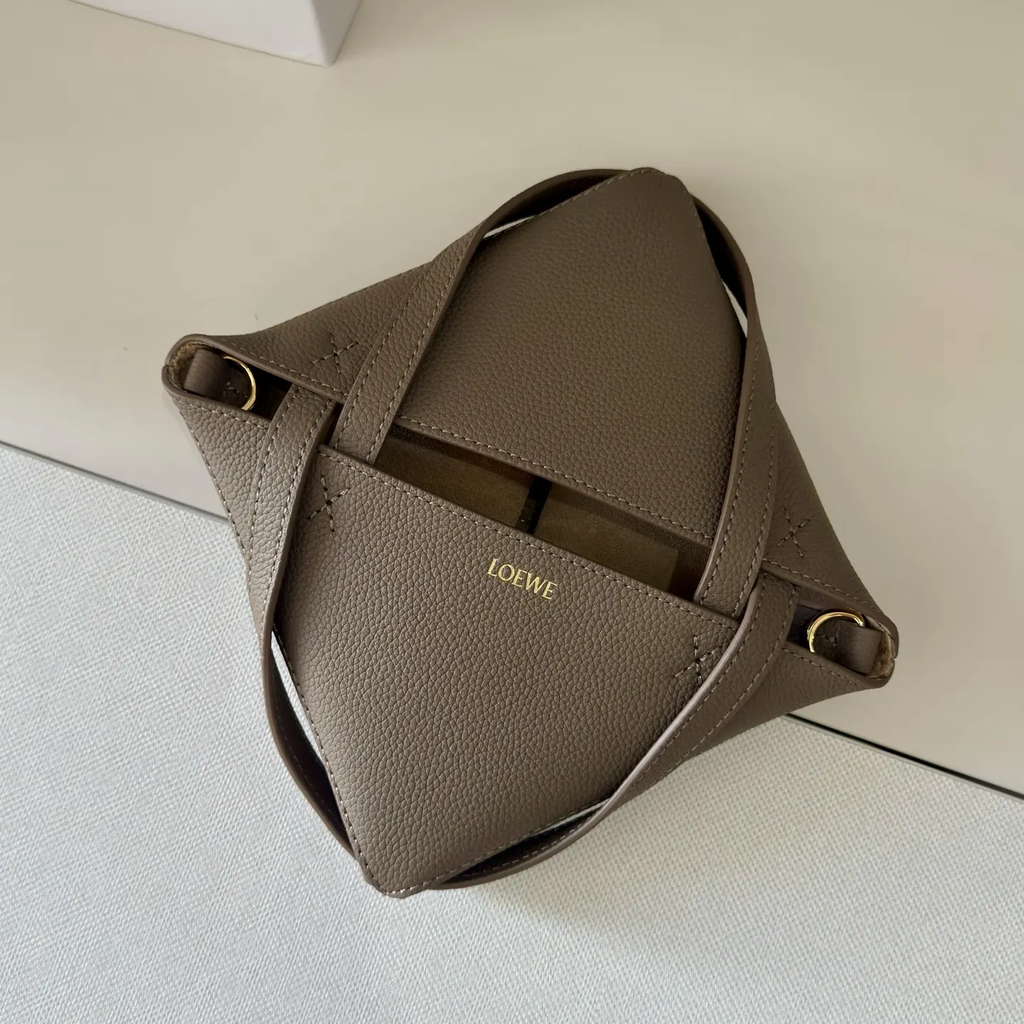 Loewe Puzzle 牛皮 斜背包 輕便斜挎款