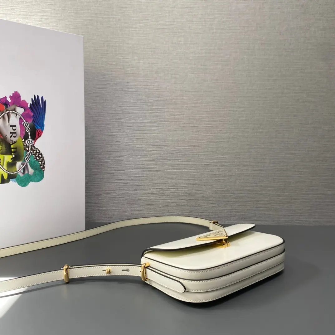 Prada 牛皮 三角标 斜挎包