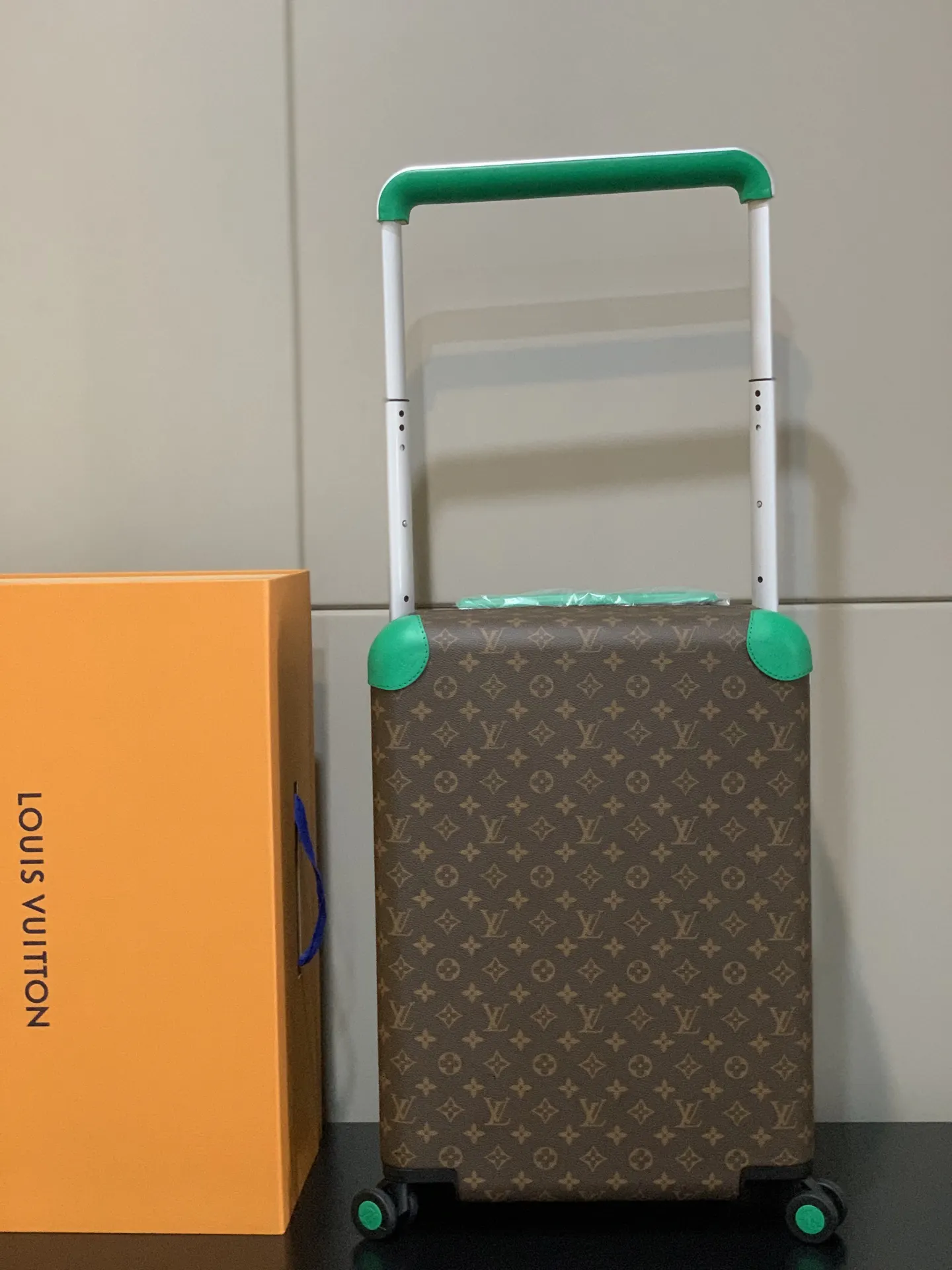 灰色 銀色 拉杆真皮包裹 行李箱 旅行拉杆款 輕便出行款(數字9) 灰色 銀色 拉杆真皮包裹 行李箱 旅行拉杆款 輕便出行款(數字9)
