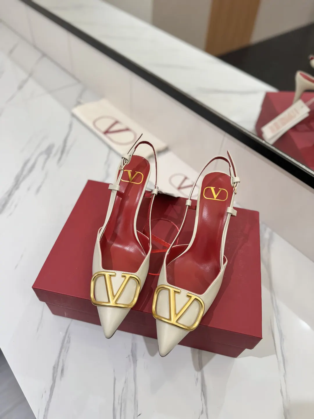 Valentino 金色 拖鞋 轻便舒適款(數字3) Valentino 金色 拖鞋 轻便舒適款(數字3)