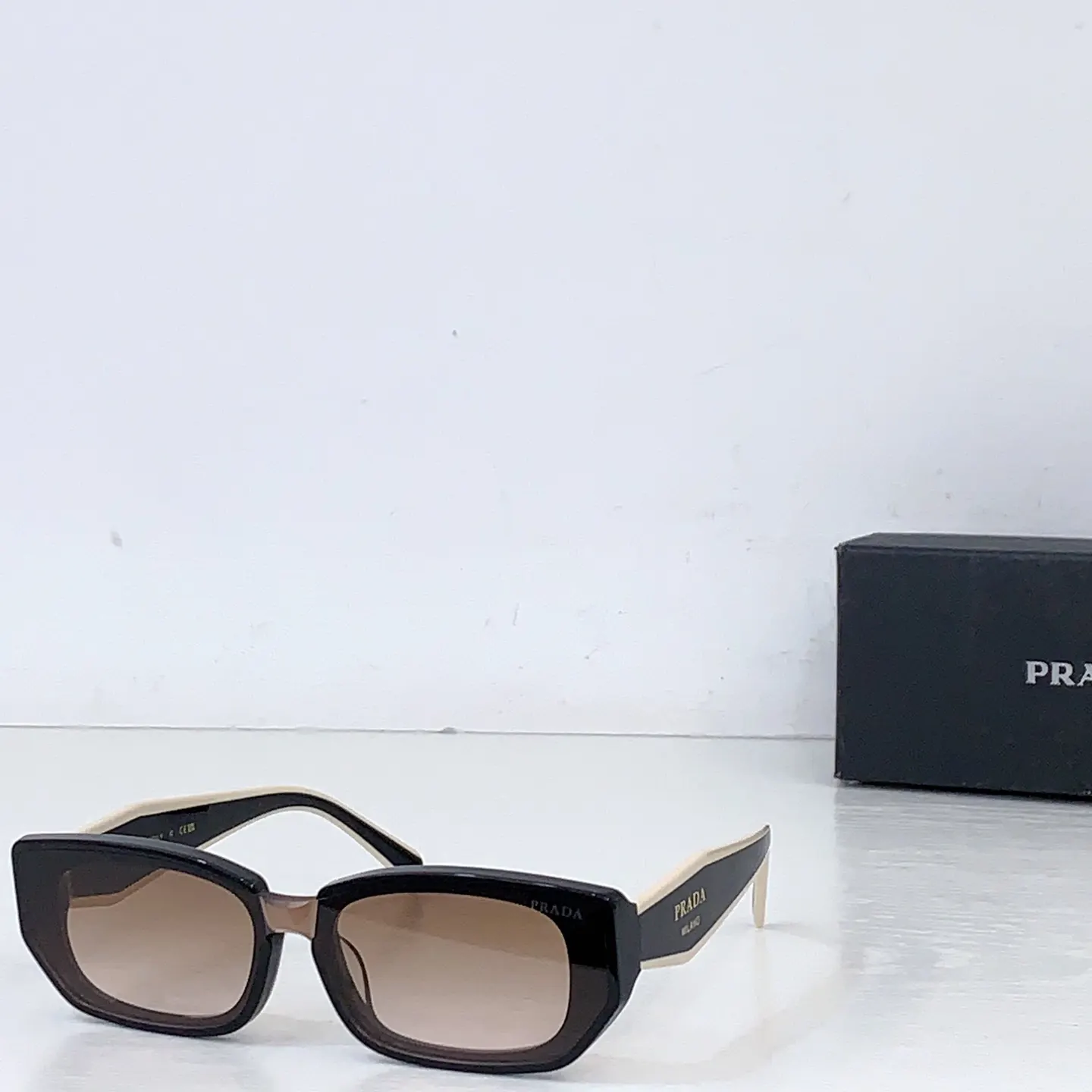 Prada PR 2151S 太阳镜