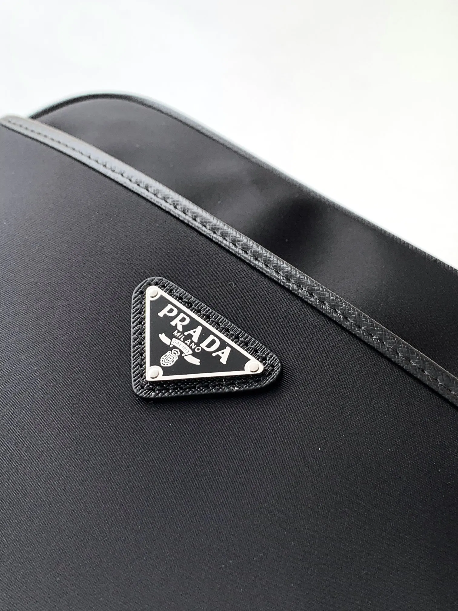 PRADA 2VH010 牛皮 Logo 斜挎包 日常通勤款
