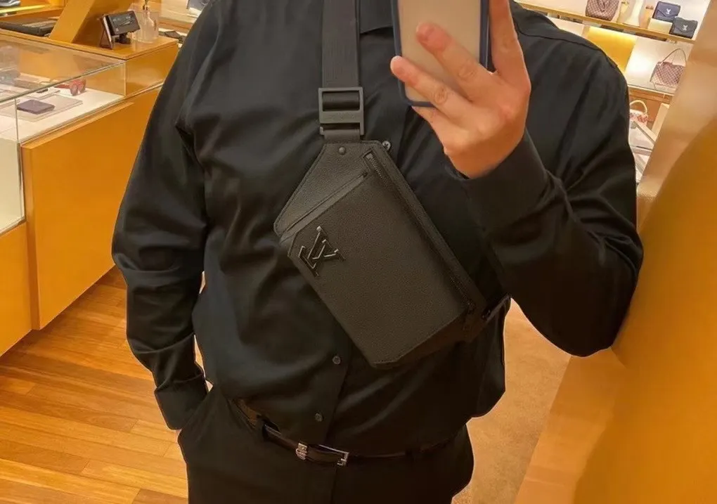 LV 小牛皮 钝角翻盖和磁扣开启充裕主隔层 拉链袋再添一重保护 腰包 休闲腰包款