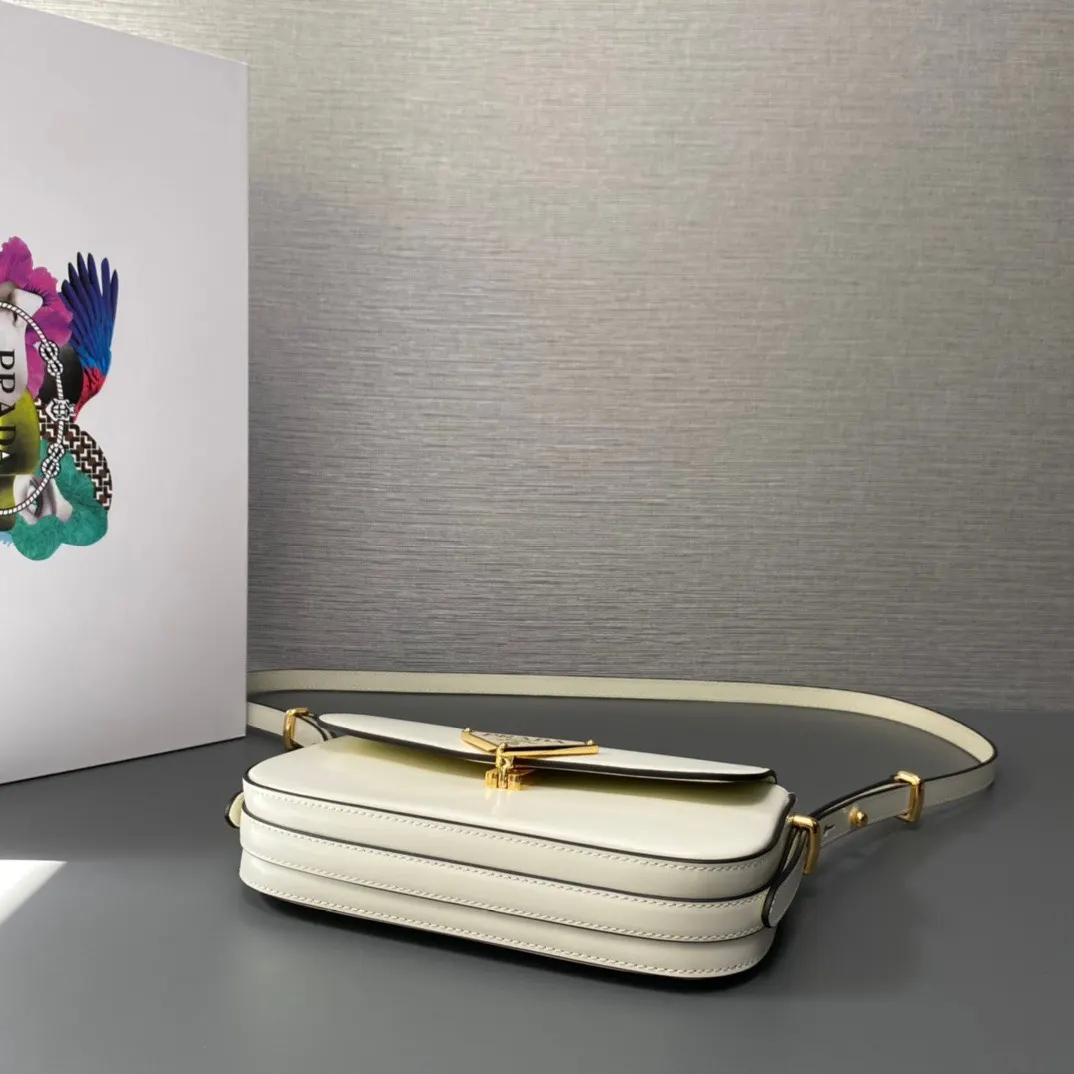Prada 牛皮 三角标 斜挎包