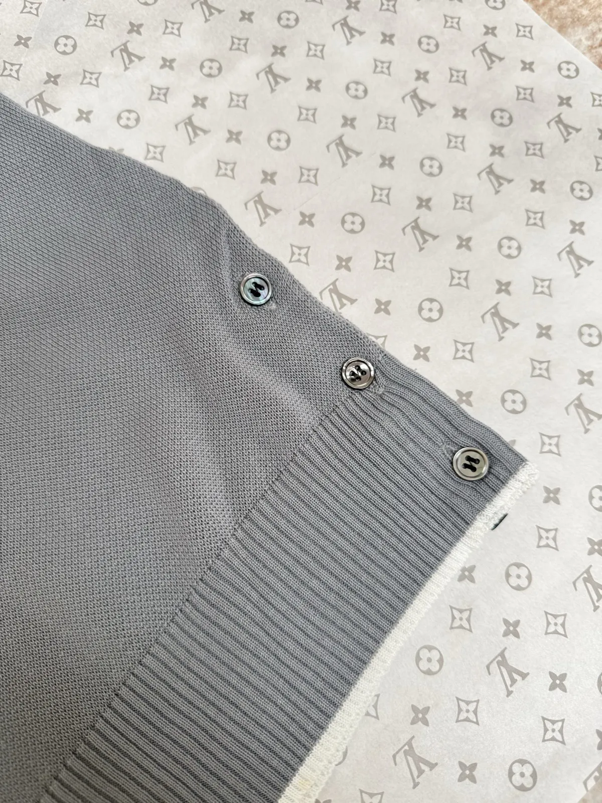 Thom Browne 灰色 Polo衫 日常百搭款(數字9) Thom Browne 灰色 Polo衫 日常百搭款(數字9)