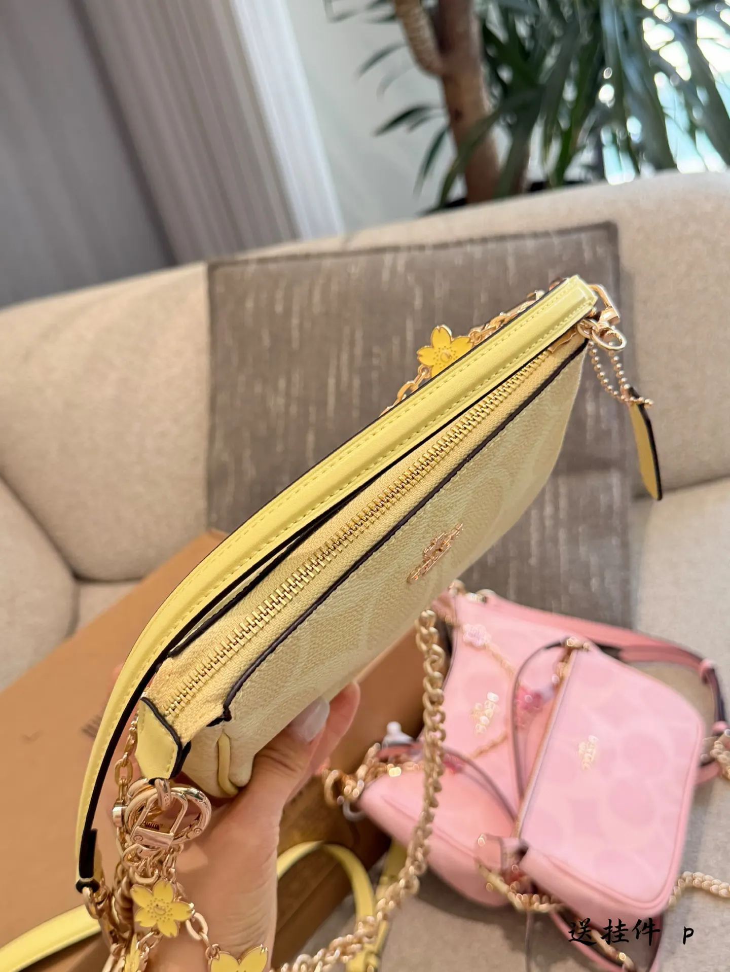 Coach 老花 粉色 帆布 鏈條包 精致鏈條款(數字10) Coach 老花 粉色 帆布 鏈條包 精致鏈條款(數字10)