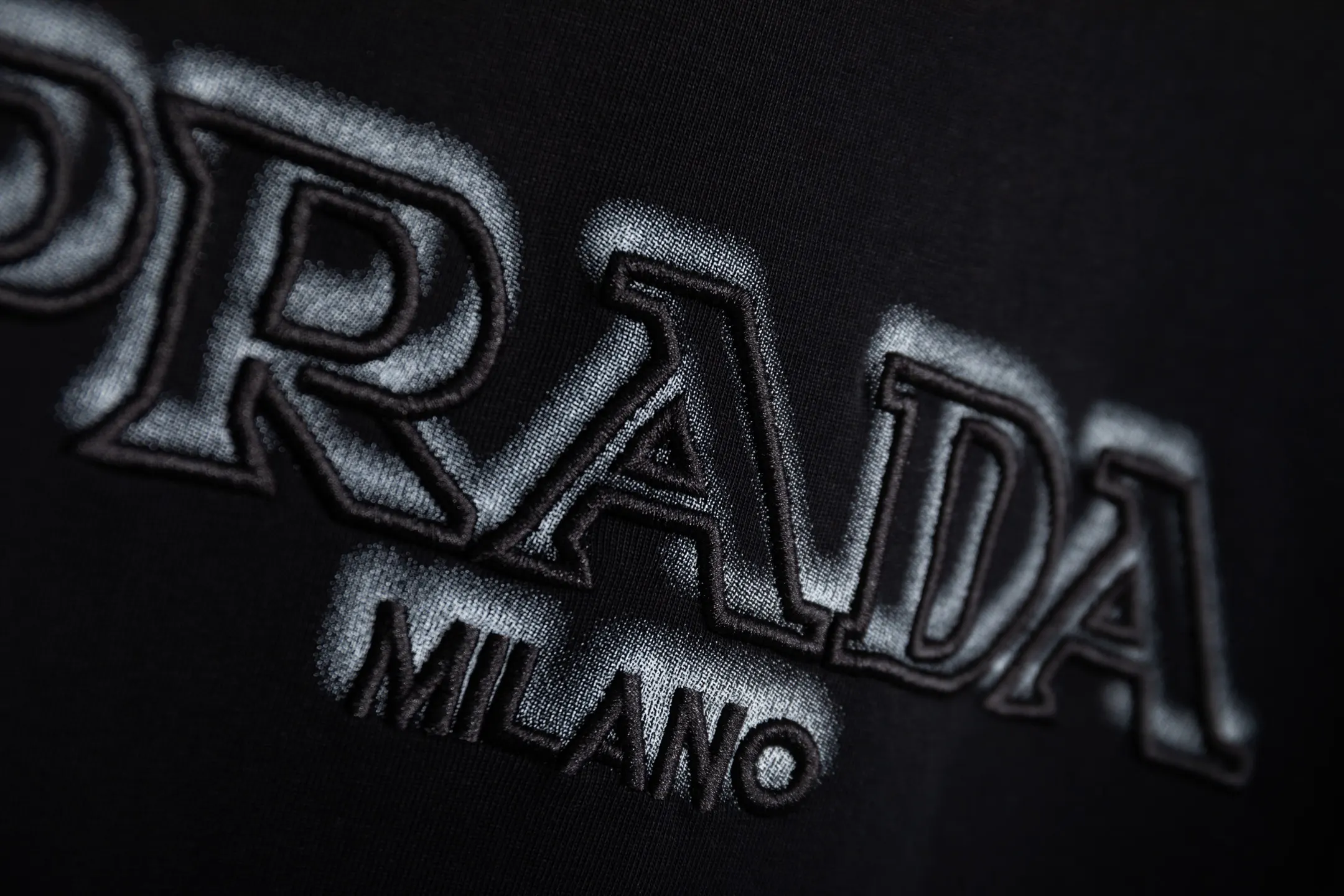 Prada 云雾立体字母刺绣 短袖T恤 高克重休闲
