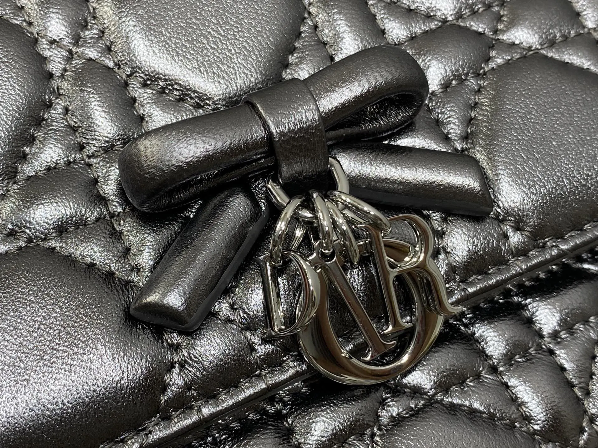 Dior 銀色羊皮手拿包 晚宴手拿(數字4) Dior 銀色羊皮手拿包 晚宴手拿(數字4)