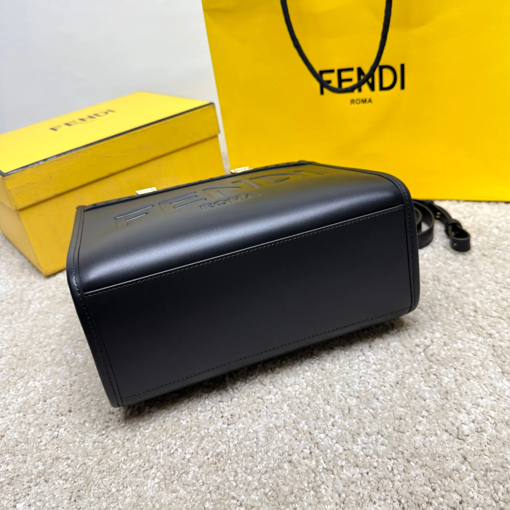 Fendi 黑色 金色 皮革 手拿包 精致手拿款