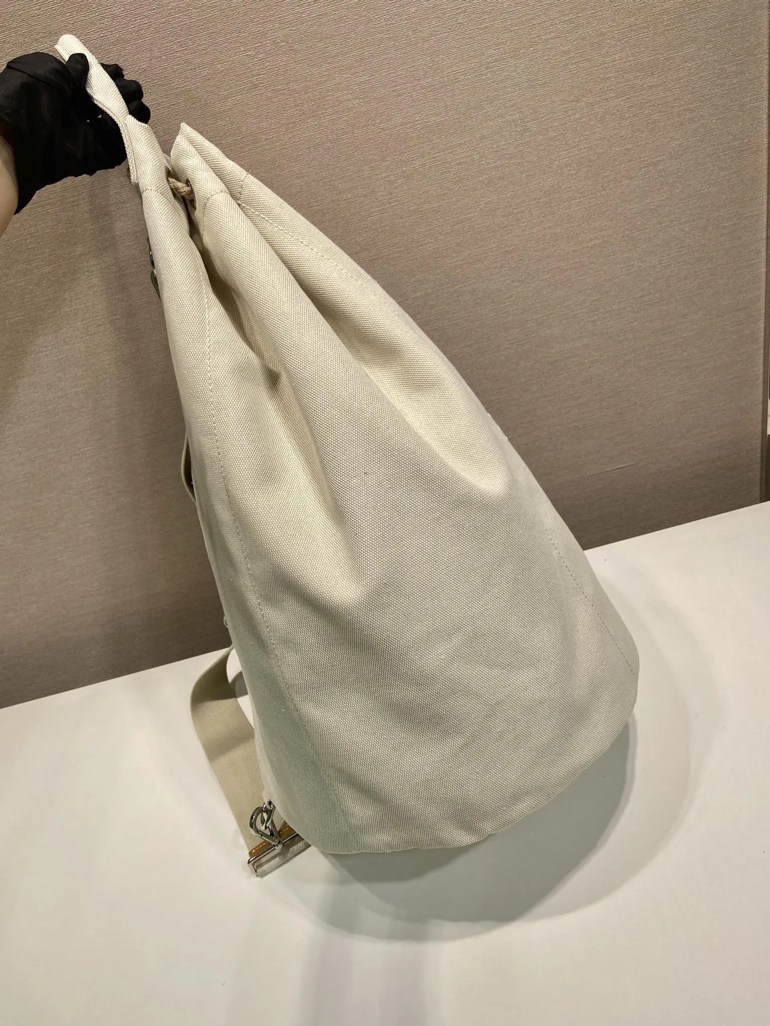皮革 同色字母徽标刺绣注入独特经典格调 旅行包 大容量旅行款