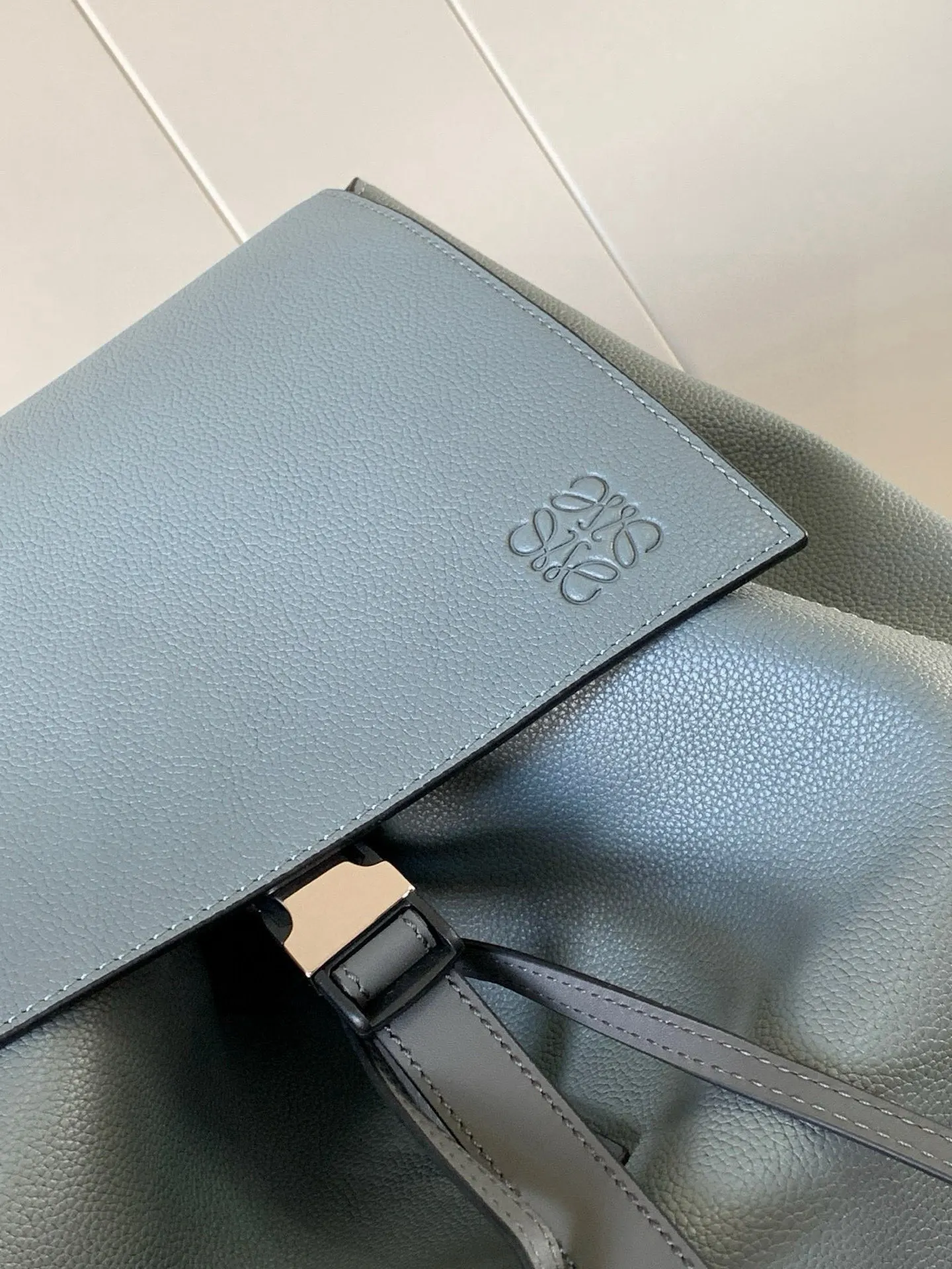 Loewe 小牛皮 uzzle Back ack 柔软粒面牛皮 雙肩包 实用雙肩款