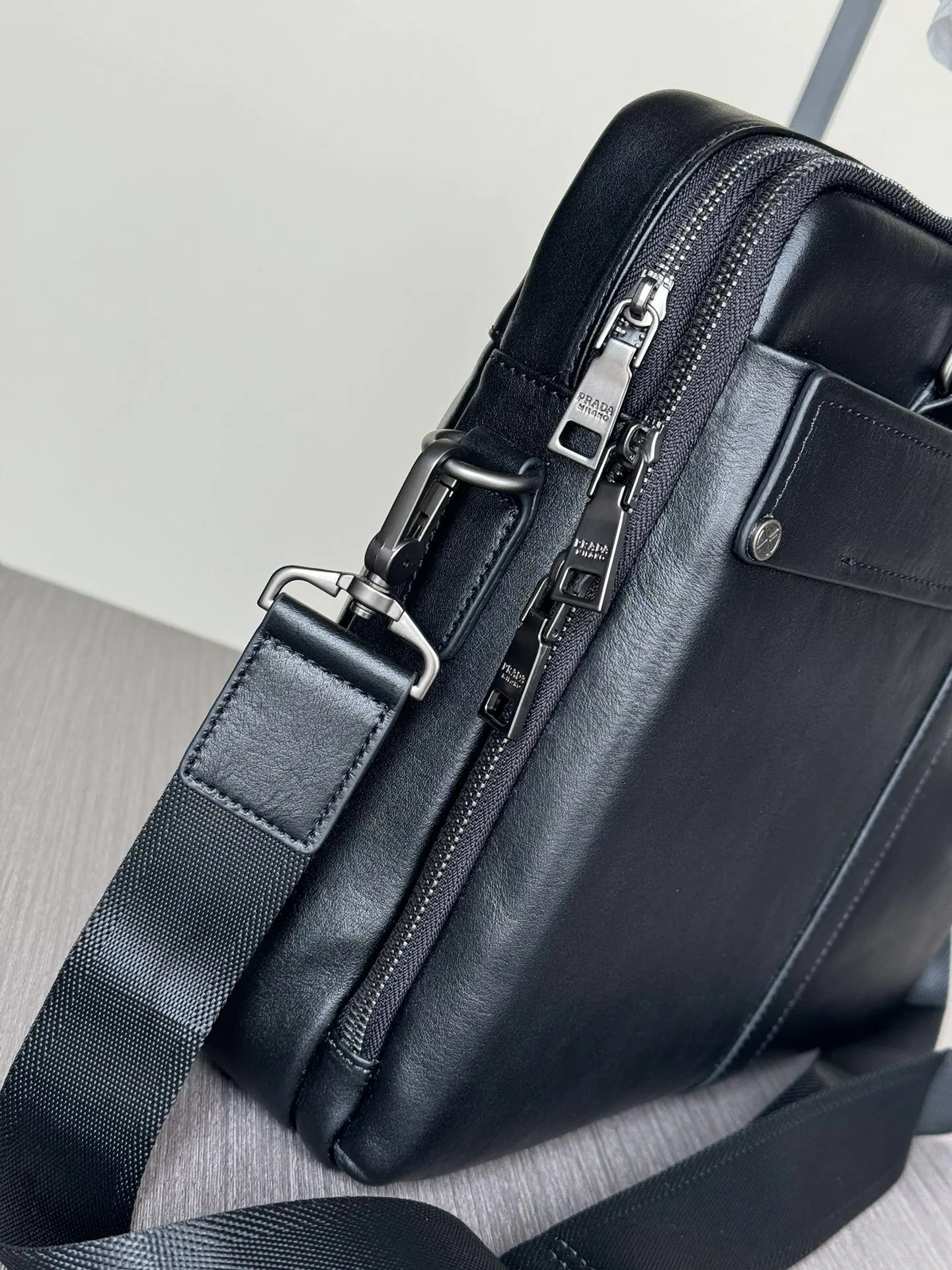 Prada 黑色 牛皮 厂价 公文包 商務通勤款