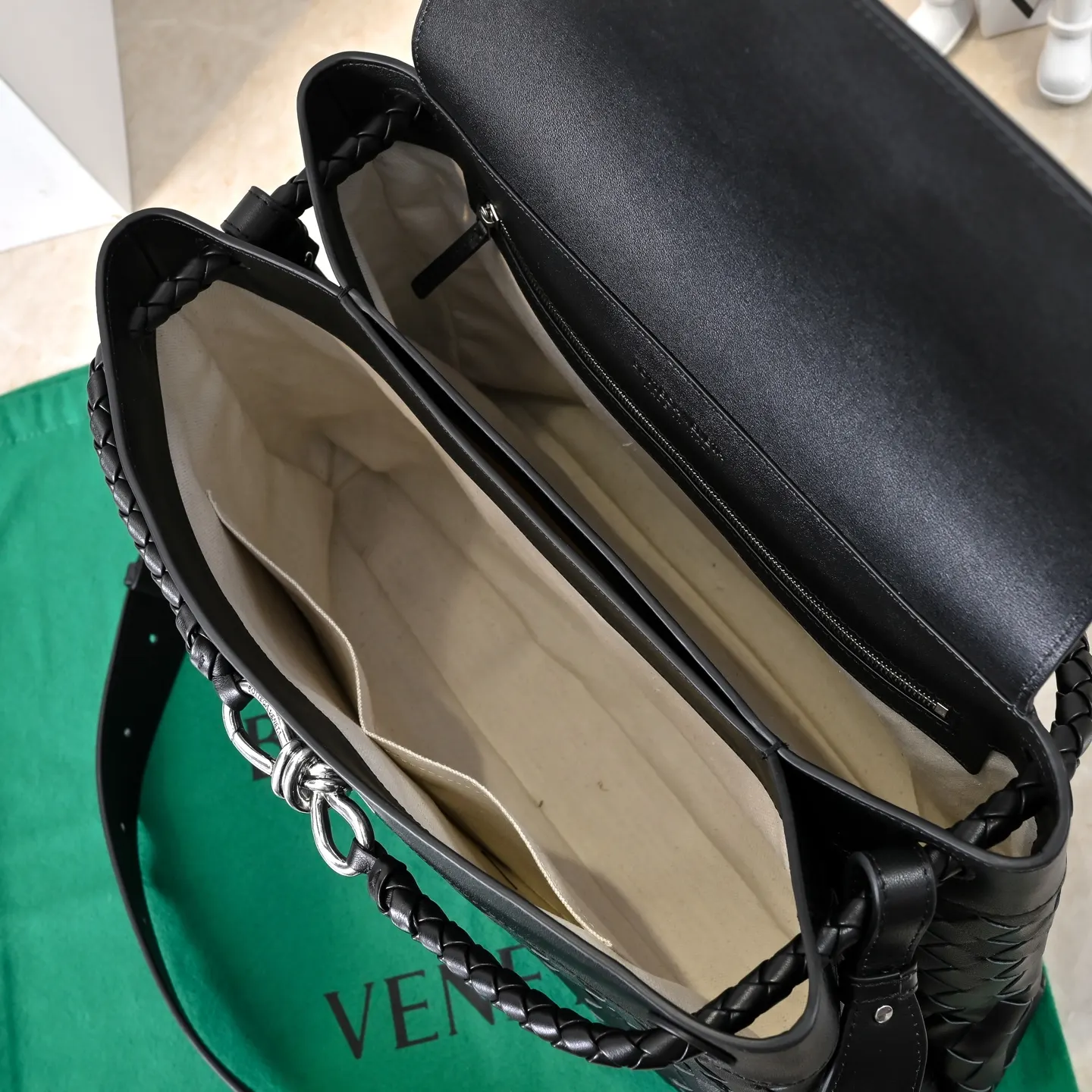 Bottega Veneta 小牛皮 斜背包 輕便斜挎款