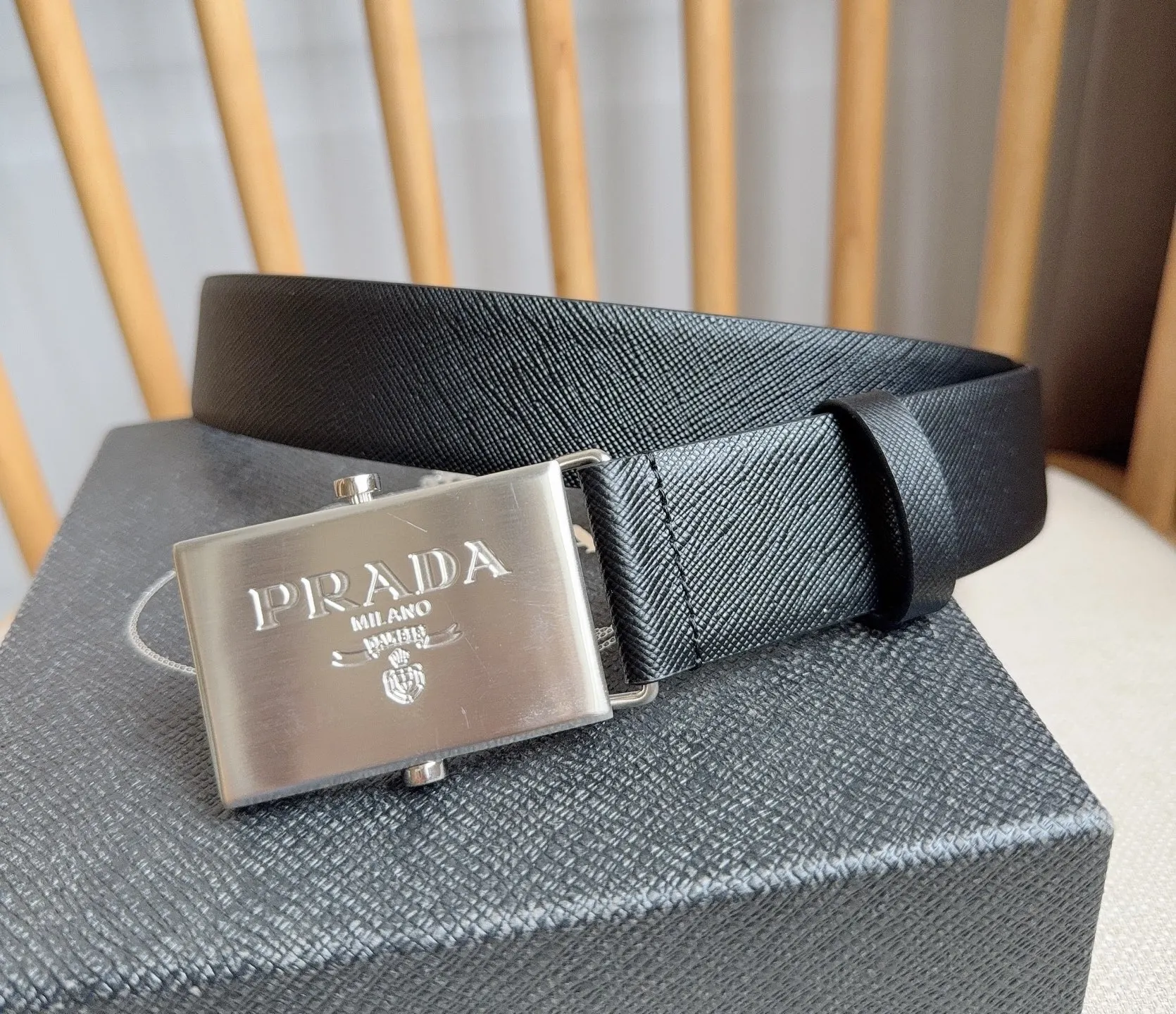 PRADA 皮革 Logo 金属标 腰带 通勤搭配款