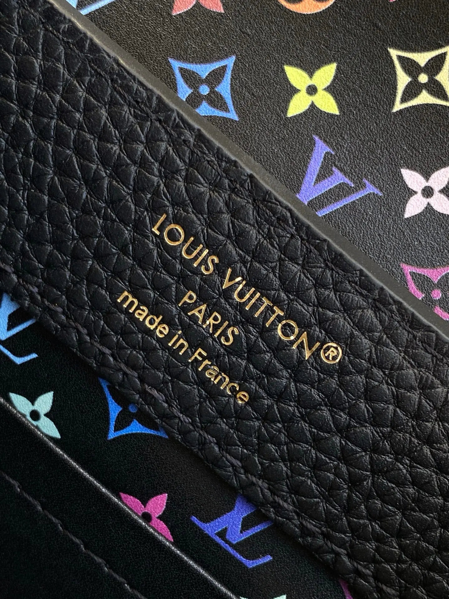 LV 黑色 白色 牛皮 字母和可拆卸 Mo肩带浸染明丽色调 致 收納包 旅行收納款