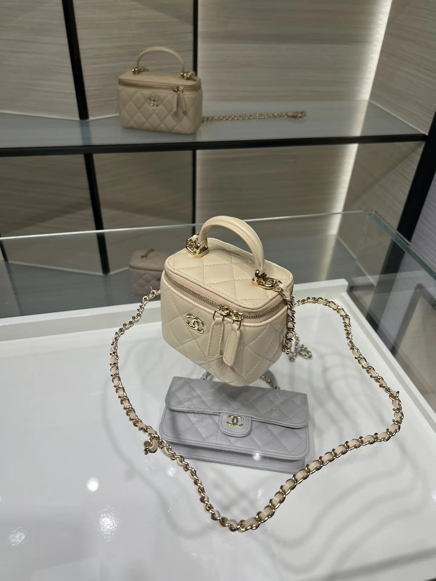 Chanel 19 小號 米色 皮革 菱格絎縫 鏈條包