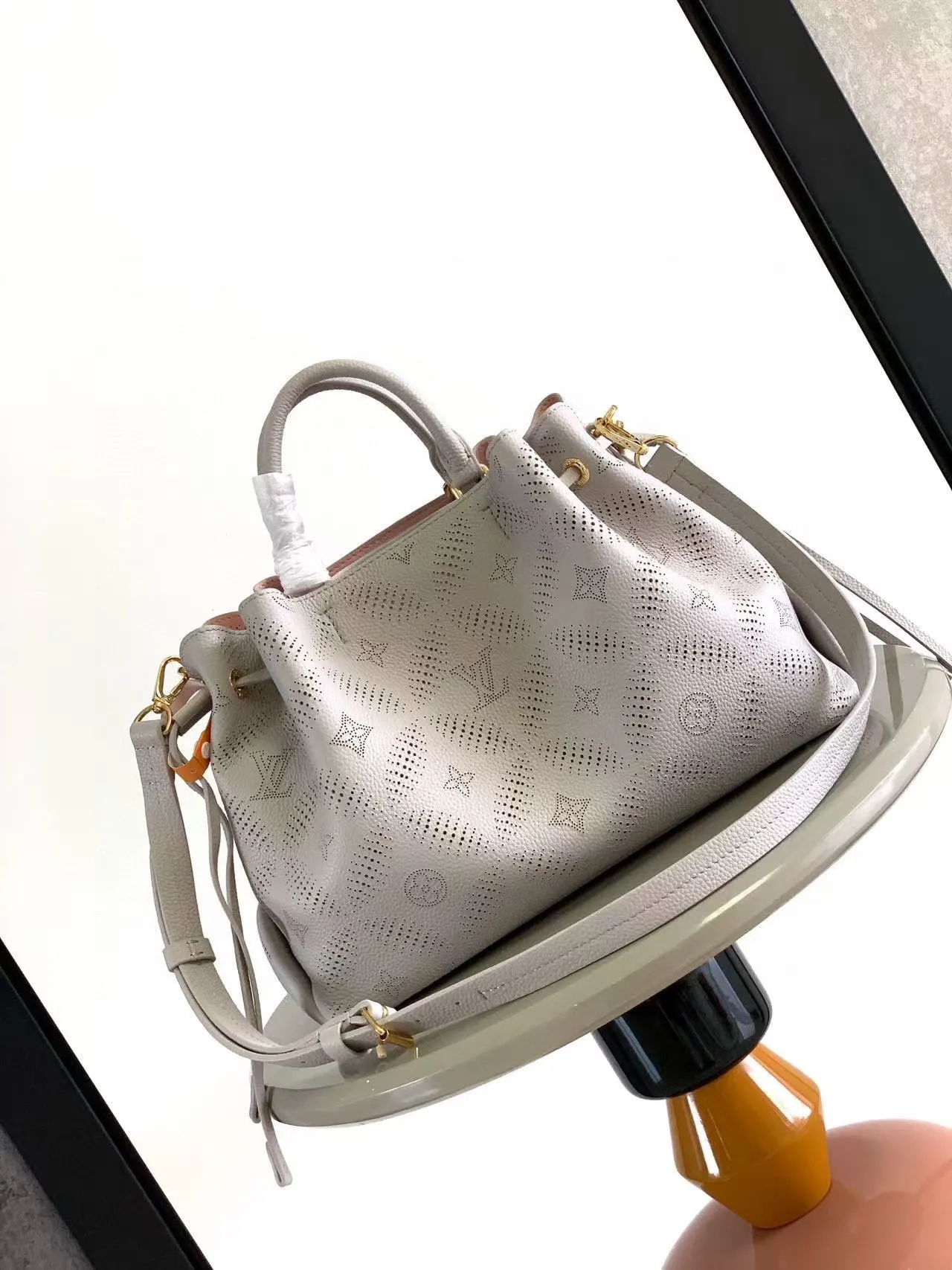 牛皮 經典构型拥有多样背携方式 可轻松收納平电脑与耳机 托特包 大容量托特款