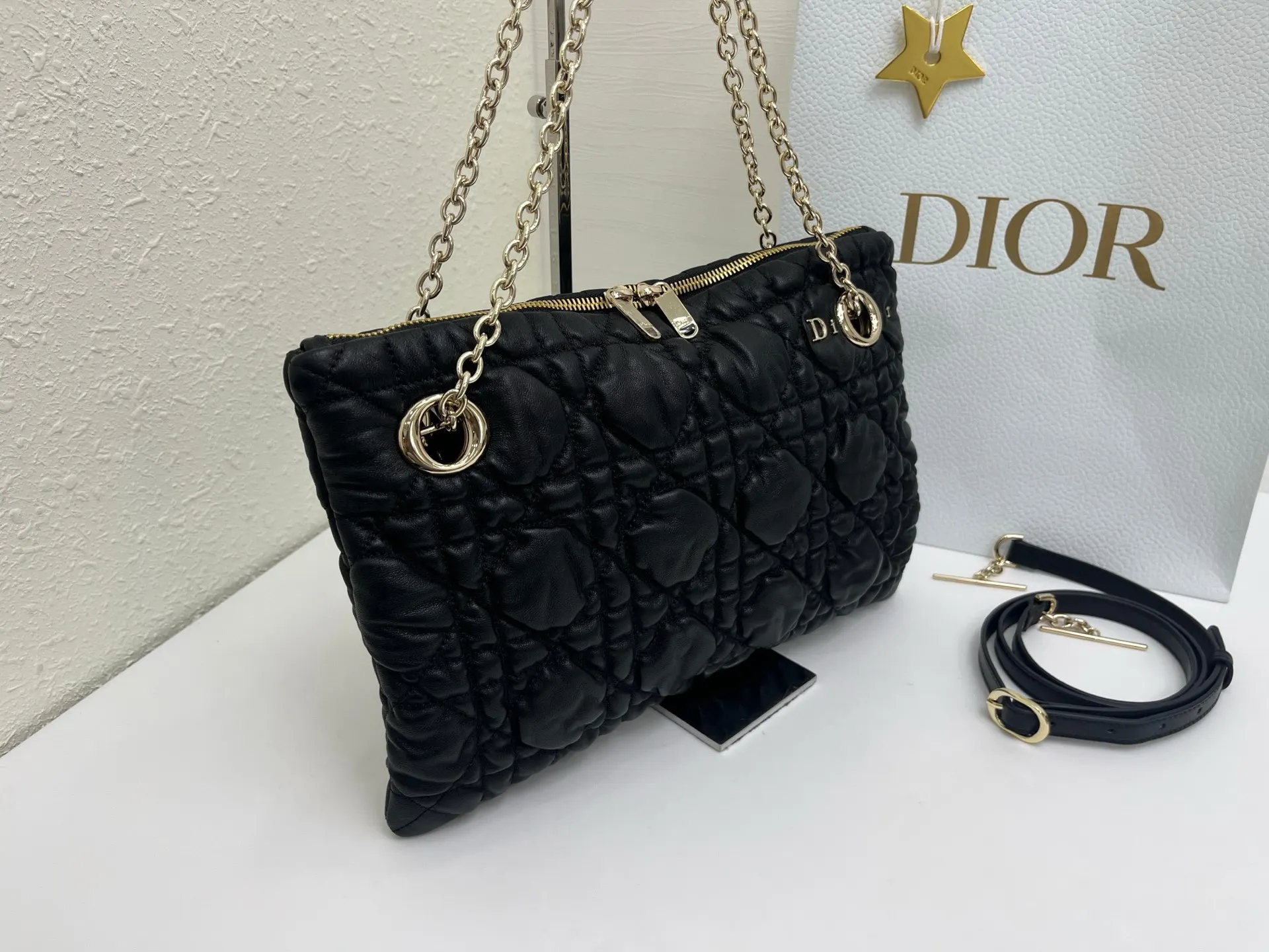 Dior 突显饰以蓬蓬超大藤格纹的新材质 为經典图案注入立体风 鏈條包 精致鏈條款