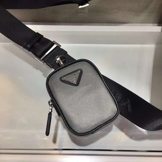 PRADA 2VD768B Re-Nylon尼龙 Saffiano十字纹牛皮 三角标 邮差包 通勤百搭款