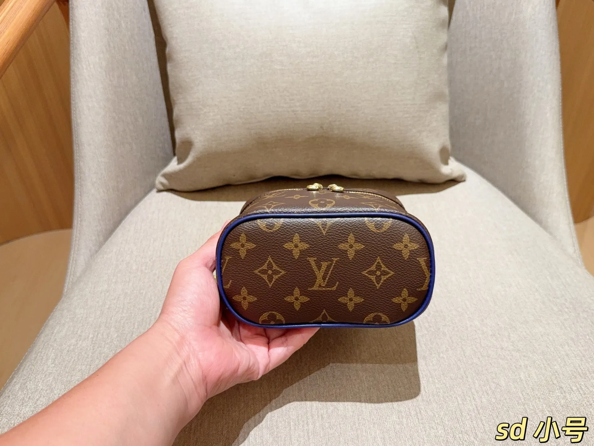 LV 化妆包 便携收纳款