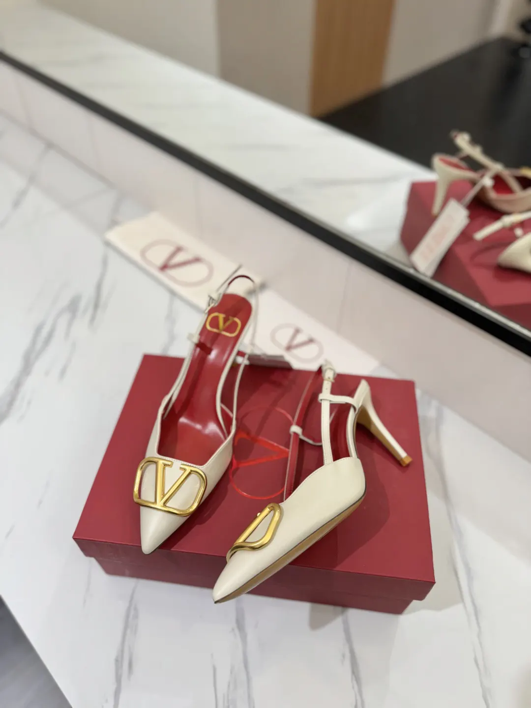 Valentino 金色 拖鞋 轻便舒適款(數字5) Valentino 金色 拖鞋 轻便舒適款(數字5)