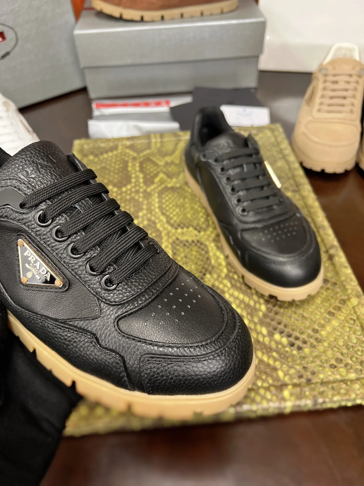 Prada 牛皮 休闲鞋 舒适