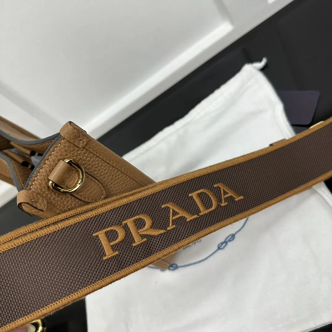 Prada 金色 双肩包