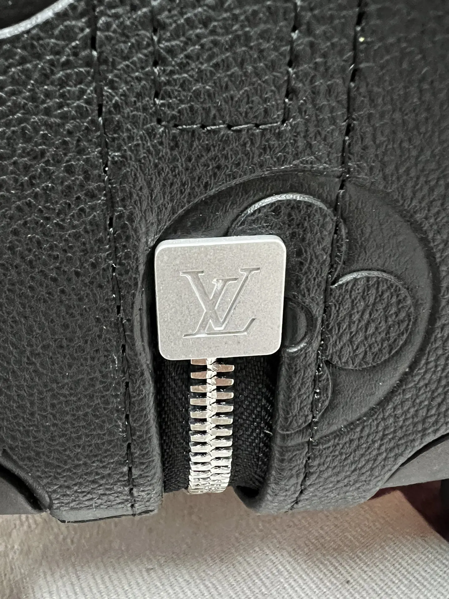 LV 赠送 保护套一个 防尘袋一个 共 只 行李箱 旅行拉杆款 輕便出行款