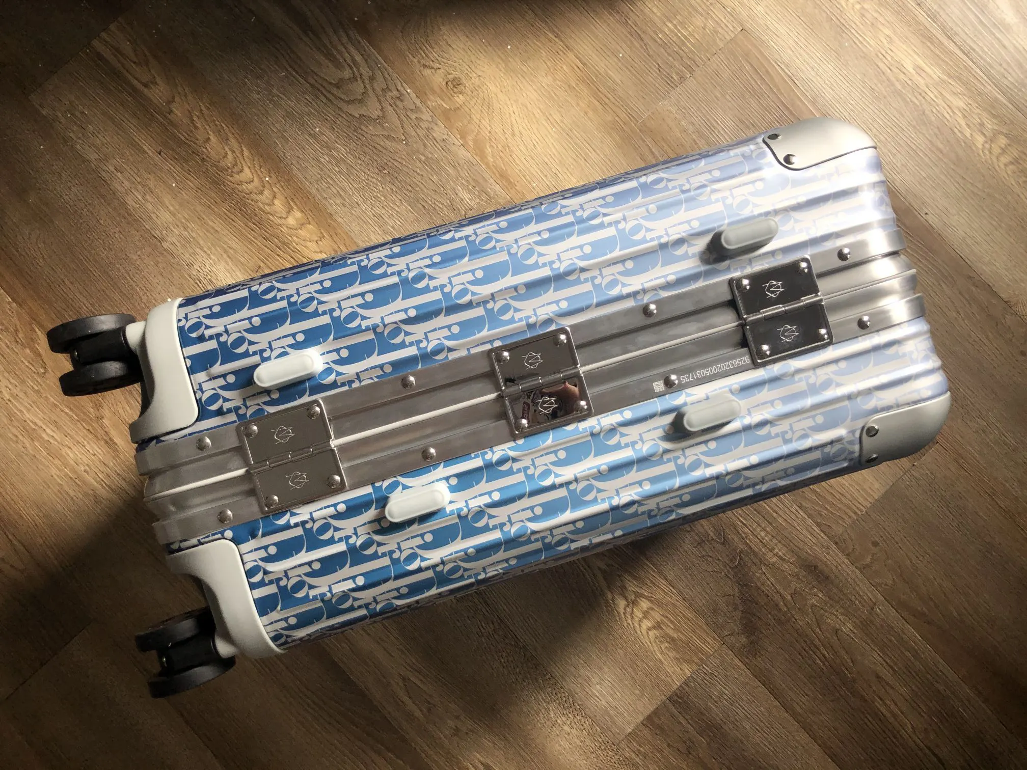 Dior 黑色 创新的阳极氧化技术赋予鋁制表面鲜亮色彩 寸 价 行李箱 旅行拉杆款 輕便出行款