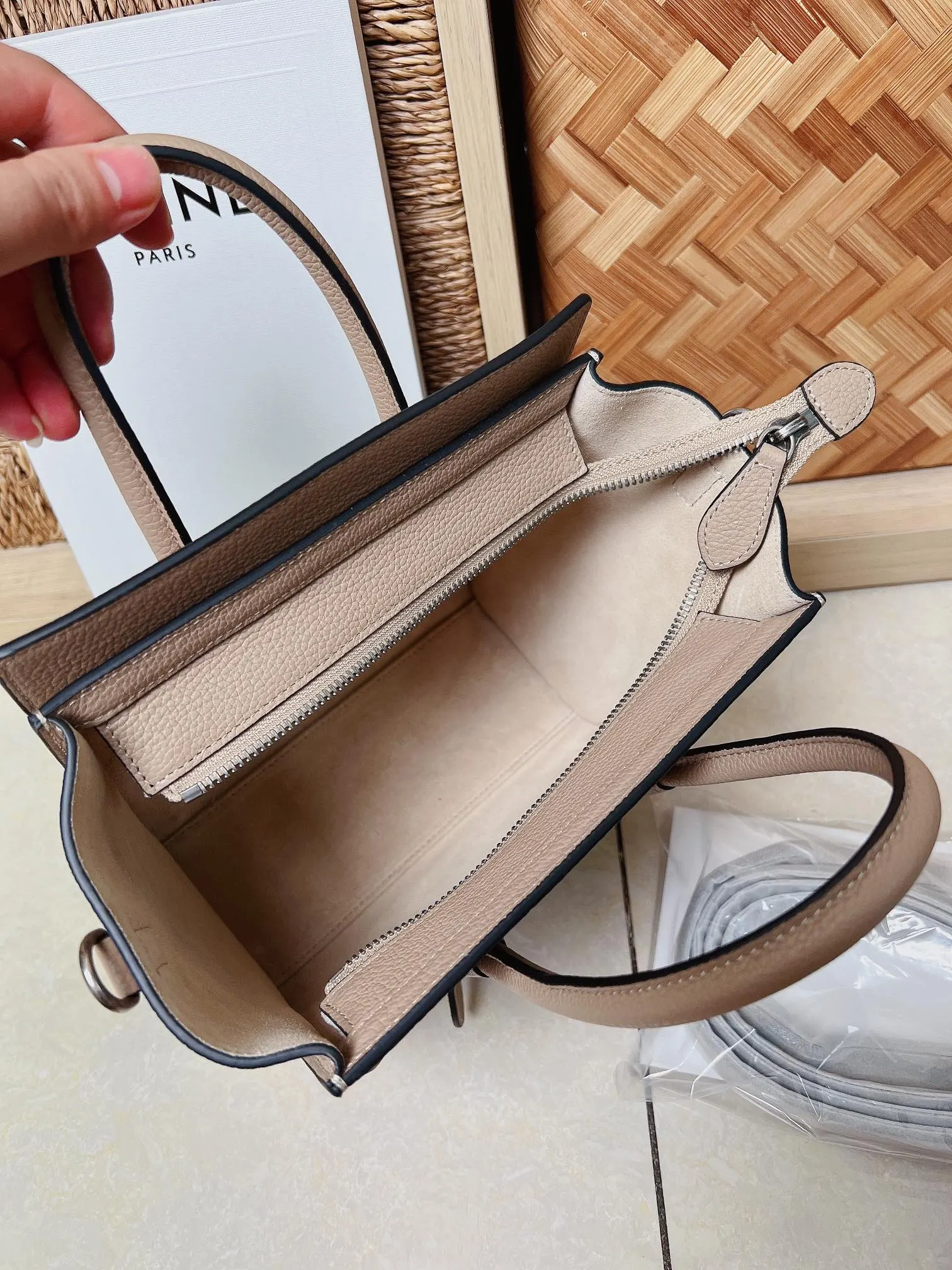 Crossbody Bag Lightweight Leather Image 9 Crossbody Bag Lightweight Leather Image 9