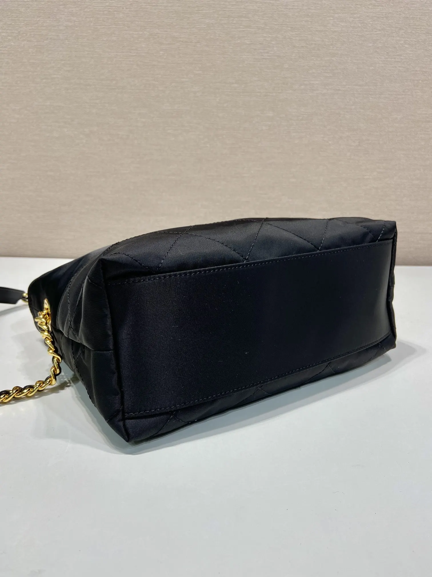 PRADA 1BD645 Re-Nylon尼龙 链条 斜挎包 精致链条款